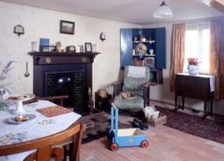 Interior_of_cottage_ground_floor_front_room.jpg