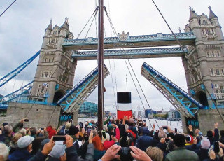 paddling-up-the-thames-tower-bridge-welcomes-the-waverley.jpg