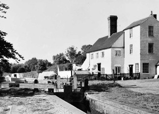 the-staffs-and-worcs-canal-kinver.jpg